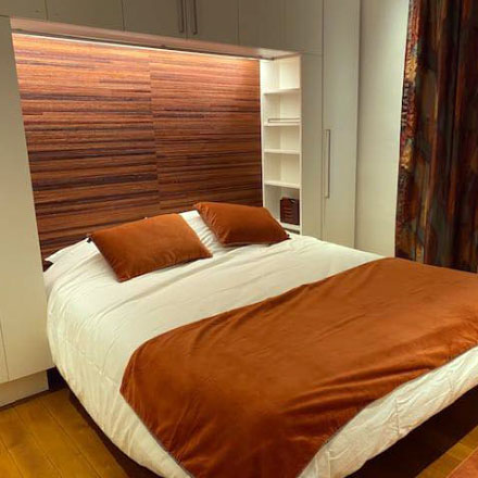 chambre avec placards peints en blanc
