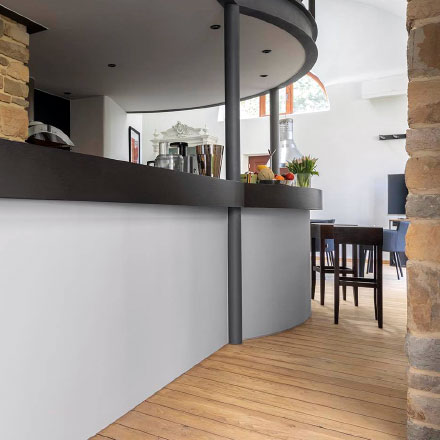 cuisine et bar avec peinture grise dans la province de liege