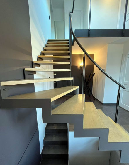 peinture blanche et noire  dans un hall avec escalier