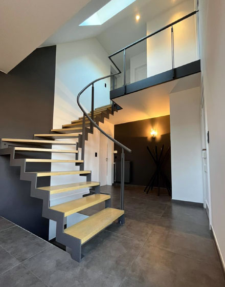 peinture noire et blanche dans une cage d escalier dans la region de liege